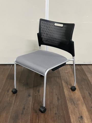 【中古】レーテ 81R2CY　FFW9 オカムラ（okamura） スタッキングチェア