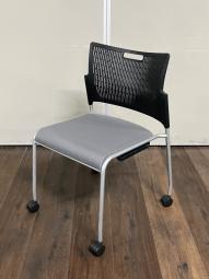 【ロット商品！】◇オカムラ（okamura）　レーテシリーズ　◇グレー　背もたれブラック樹脂　◇キャスター付　スタッキングチェア　ミーティングチェア　
〈岐阜・愛知・三重・静岡・福井〉