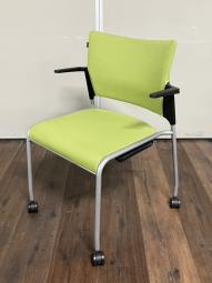 【ロット商品！】◇オカムラ（okamura）　レーテシリーズ　◇グリーン　背もたれブラック樹脂　◇キャスター付　スタッキングチェア　ミーティングチェア　
〈岐阜・愛知・三重・静岡・福井〉
