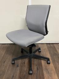 【定価約11万円】【座り心地抜群！オフィスチェアに必要な機能が全部ついている！！】■オカムラ/エスクード　■グレー　■肘無ローバックチェア　■ランバーサポート　■異硬度クッション
〈岐阜・愛知・三重・静岡・福井〉