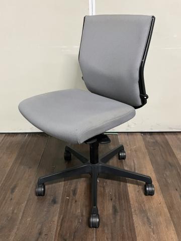 【中古】エスクード C433ZR　FFW9 オカムラ（okamura） 肘無ローバックチェア