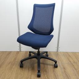 【肩から腕を開放する美しいフォルム！】■イトーキ製　エフチェア　ネイビーブルー　■高機能で座り心地も抜群！姿勢の変化にフレキシブルに対応！【 ITOKI　f 】