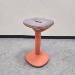 立ちながら座る/座りながらゆらゆらする、遊びゴコロのあるスツール！/オススメ(おすすめ) /人気商品　■イトーキ製picco（ピッコ）【2504】弊社使用欄【A01012425】