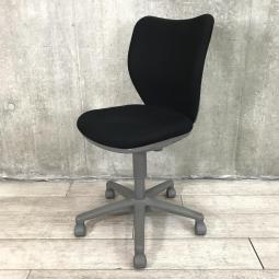 【すっきりしたデザインが人気！3次曲面を採用した座り心地抜群のBIT-Xシリーズ入荷！！】■アイリスチトセ（IRIS CHITOSE）製　BIT-Xシリーズ　肘無しローバック　■ブラック ×グレーシェル【入替セールにつき20%OFF！】