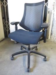 【在庫入替セール品！】【三次元フォルムが身体にしっかりフィット！】■イトーキ　エフチェア　可動肘付　ブラック　背裏ストライプメッシュ　※座面に擦れ・ホツレがあるためお安く！　【ITOKI　fチェア】