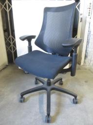 【三次元フォルムが身体にしっかりフィット!】■イトーキ エフチェア 可動肘付 ブラック 背裏ストライプメッシュ ※座面にホツレがあるためお安く! 【ITOKI fチェア】