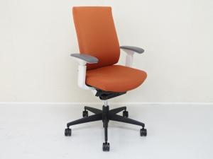 【遠方倉庫在庫品】■KOKUYO/コクヨ　■ウィザード３　■オレンジ/orange　■ハイバック　■肘付き/可動肘　■背面・座面/布　■脚/黒（black）【RA】