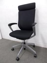 【ヘッドレスト付き！】【1脚限定の為、クレジット決済優先】【姿勢の変化をサポート！操作レスで体格にマッチする定番チェア】■イトーキ（ITOKI）製　エピオスチェア（epios）　肘付き　エクストラハイバック　背面メッシュ　■固定肘・ヘッドレスト付　■ブラック