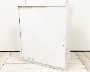 【省スペースで使用可能！3枚引き違いキャビネット】イトーキ　シンライン　引き違い　シリンダー錠　ホワイト　キャビネット　収納　福岡　中古家具　九州最大級《オフィスバスターズ福岡博多店は、福岡を拠点として、日本全国へ中古オフィス用品・オフィス家具を提供しております》