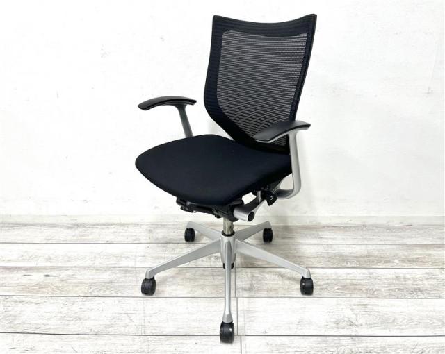 【定価約20万円以上】【長時間の着座でも疲れにくいサポート感!】■オカムラ製 バロンチェア 肘付ローバック ■ブラック ■固定肘 ■メッシュ背面 【ベストなポジションが得られる先進設計!】