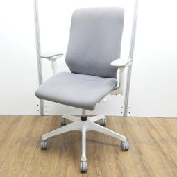 ★【訳あり：背もたれすれ】【22年度製】オカムラ製　スフィア　グレー　ホワイトフレーム　肘付き　ハイバック　アジャストアーム※可動肘　どんな体格の方でも快適な座り心地をご提供！　肘付きハイバックチェア！！※訳あり商品のため、保障対象外品になります。