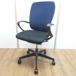★イトーキ製　フルゴ　背面：ネイビーブルー/座面：ブラック　ツートンカラー　肘付き　ハイバック　サークル肘※固定肘　背面：ネイビーブルー/座面：ブラック　肘付きハイバックチェア！！