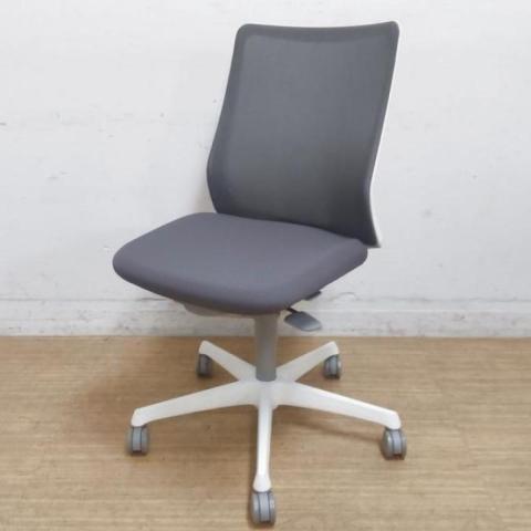 【在庫入替セール】オカムラ フルーエント 肘無しローバックモデル 背メッシュ ミディアムグレー×ホワイトフレーム