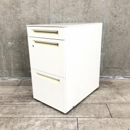 【フリーアドレスの必須品!収納とワークスペースの拡張にオススメ!】■オカムラ(okamura)製 アドバンスシリーズ 3段ワゴン フリアド用 H675㎜ ■色:ホワイト ■シリンダー錠 ※日焼け・キズ有