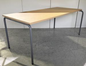 【3台限定】【シンプルで美しいミーティングテーブル!6人程度のご利用に最適!】■コクヨ(KOKUYO)製 DAYS OFFICE・pile pipe(デイズオフィス パイルパイプ) ミーティングテーブル ■W1800×D800×H720㎜ 4本脚 ■木目調ナチュラル天板 オフィスバスターズ 心斎橋店【K11】