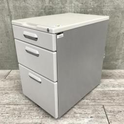 収納量アップでデスクワークが充実！　■デスク下に置いて収納力アップ！高さ610㎜サイズ　■ITOKI（イトーキ）　CRYリーズ　3段ワゴン　デスクインワゴン　グレー ※日焼けアリ