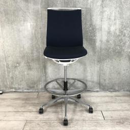 【スタイリッシュなデザインでモダンな空間を演出!】■オカムラ モードチェア ダークブルー ※ハイチェア仕様 足掛けリング付 ■ハイテーブル/カウンター用/作業用/製図用【okamura mode】★