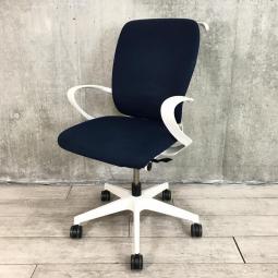 【7脚入荷】【背のハイ・ロー切替が出来る！「汚れにくさ」と「壊れにくさ」を実現したスタイリッシュデザインのOAチェア！】■イトーキ（ITOKI）製　フルゴ(fulgo)チェア　肘付き　ハイバック　■サークル肘・ハンガー付　■ネイビーブルー×ホワイトシェル