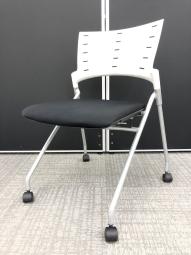 【平行に重ねて省スペース！使い勝手抜群のミーティングチェア！】■イトーキ　マノスシリーズ　ネスティングチェア　座ブラック　背ホワイト　キャスター付【ITOKI　Manos】