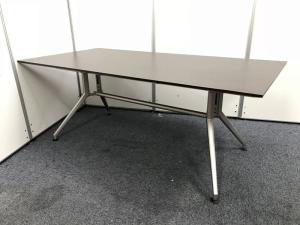 【会議室だけでなく休憩室でも！4～6名様対応・大型テーブル】■イトーキ（ITOKI）製　DDDシリーズ　ミーティングテーブル　会議テーブル　幅1800×奥行900mm　■木目ブラウン天板　脚シルバー色