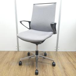 【2脚限定】【スタイリッシュさが人気のオフィスチェア！インナーメッシュ構造による優しく包み込む座り心地！】■オカムラ(okamura)製　モードチェア　肘付ミドルバック　クロスバックタイプ　■サークル肘　■ライトグレー