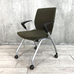 【上質な空間にフィットする美しいフォルムに確かな座り心地！】■コクヨ　スタイラシリーズ　ネスティングチェア　肘付　ブラウン【KOKUYO　Styla】　フォーマルな会議からグレードの高いミーティングまで