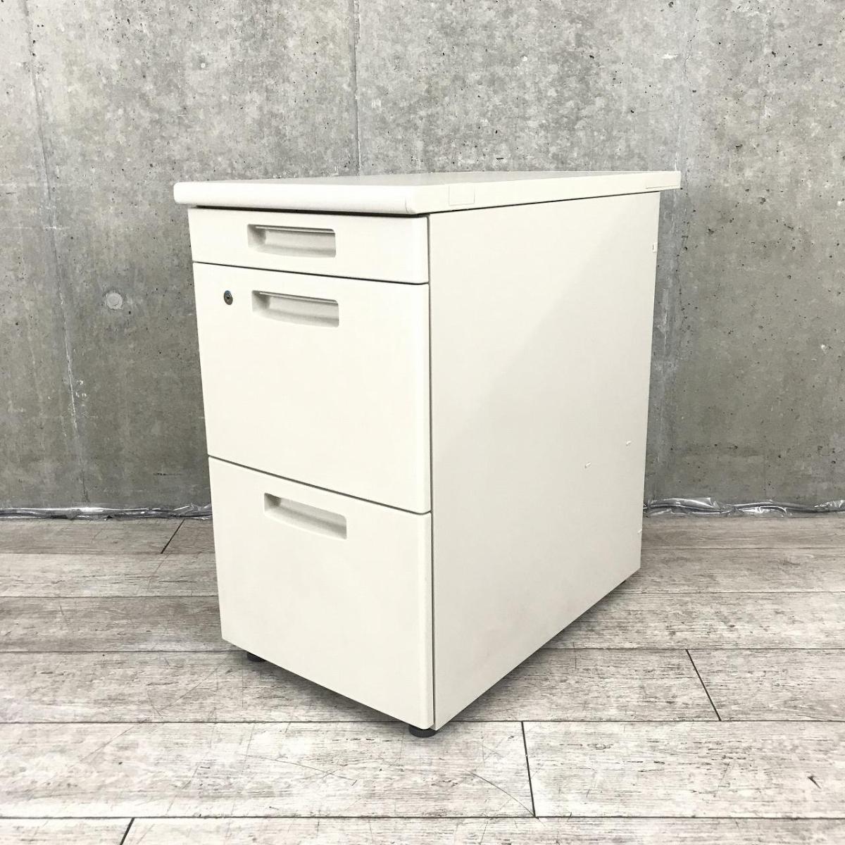 【入荷の少ない脇机！デスク上を延長したい方にオススメです！!】■コクヨ（KOKUYO）　BS＋　脇机　3段ワゴン　H700㎜　■シリンダー錠　■ニューグレー 【弊社使用欄：A01036906】
                        新BS
                                    中古
            