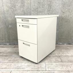 【入荷の少ない脇机!デスク上を延長したい方にオススメです!!】■コクヨ(KOKUYO) BS+ 脇机 3段ワゴン H700㎜ ■シリンダー錠 ■ニューグレー 【弊社使用欄:A01036906】