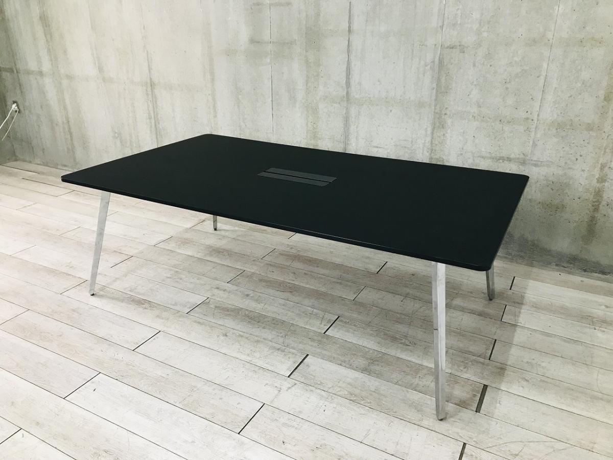 【高級感のあるミーティングテーブルが入荷！6～8名様での使用がおすすめ！】■ウチダ(UCHIDA)製　レムナシリーズ　ミーティングテーブル　会議用　W2100×D1200㎜　■配線カバー付　■天板：ブラック/脚：アルミポリッシュ脚　【2411】弊社使用欄【A00983506】
                        レムナ
                                    中古
            