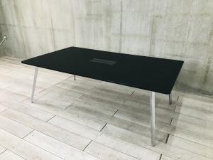 【高級感のあるミーティングテーブルが入荷！6～8名様での使用がおすすめ！】■ウチダ(UCHIDA)製　レムナシリーズ　ミーティングテーブル　会議用　W2100×D1200㎜　■配線カバー付　■天板：ブラック/脚：アルミポリッシュ脚　【2411】弊社使用欄【A00983506】