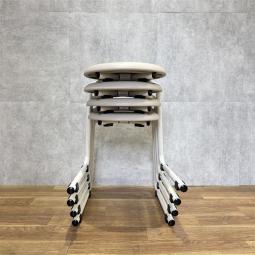 【西】～省スペース・高耐久＆セット価格～【オカムラ】【ハンキングスツール】【アイボリー】【4脚1セット】【会議用】【ミーティング】【オフィスチェア】【事務イス】【収納】【中古】【福岡オフィス家具】【福岡中古家具】【中古事務什器】【中古チェア】【中古椅子】
