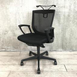 【基本性能を向上させた、ワンランク上のスタンダードモデル！】■オカムラ（okamura）製　エスクードチェア　肘付ローバック　背面メッシュ　■サークル肘・ハンガー付　■ブラック【背面メッシュで熱がこもりにくい！】【2510】弊社使用欄【A01038678】