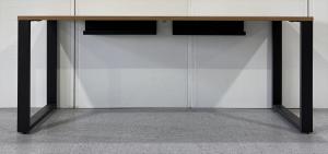 【心地よい空間でアイデアを紡ぐ！スタイリッシュなテーブル！】■イトーキ（ITOKI）製　ノットワーク（knot Work）　ミーティングテーブル　リフレッシュスペース　W1800×D600×H720㎜　■配線受け付き　■天板色：トリニティオーク（木目ナチュラル）/脚：ブラック