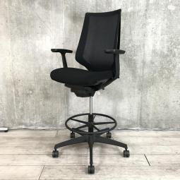 【カフェスペースに!】【ハイカウンターと合わせて】【二重フレーム構造がもたらすしなやかで美しい背もたれ機能!簡易操作で自分に合った姿勢をサポート!】■コクヨ(KOKUYO)製 デュオラチェア(Duora) 肘付き ハイバック 背面メッシュ カウンターチェア ■固定肘・足掛け付 ■ブラック【2510】弊社使用欄【A01042361】