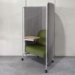 【ライトタスクやWEBミーティングを周囲が気にならない快適な空間で！】■イトーキ（ITOKI）　インセイル（inSAIL）　1人用フォーカスブース　ワークソファ　Webミーティングエディション　■ソファ・昇降テーブル付き　■キャスター付き　■ブース本体：ニューグレー　ソファ：グリーン