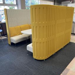 【南】★新品定価:200万円以上 ★《年末在庫入替セール/㉕/7》》オカムラ製の【ファミレスブース/マッフル/イエロー】が値下げされました！　「オフィスバスターズ福岡南店」は、福岡を拠点として、全国へ中古オフィス用品・オフィス家具を提供しております。