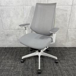 【二重フレーム構造がもたらすしなやかで美しい背もたれ機能！簡易操作で自分に合った姿勢をサポート！】■コクヨ（KOKUYO）製　デュオラ（Duora）　肘付ハイバック　■ソフトグレー×ホワイトシェル　■背面メッシュ　■可動肘