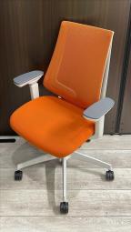 【二重フレーム構造がもたらすしなやかで美しい背もたれ機能!簡易操作で自分に合った姿勢をサポート!】■コクヨ(KOKUYO)製 デュオラ(Duora) 肘付ハイバック ■タンジェリン×ホワイトシェル ■背面メッシュ ■可動肘