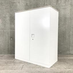 【オフィスの書類をスッキリ整理！幅800㎜のコンパクトな観音開き書庫が入荷！】【導線確保に自信アリ】■オカムラ(okamura)製　レクトライン(Rectline)シリーズ　両開き書庫　ローキャビネット　W800×H970㎜　■天板：木目ナチュラル/ホワイト【取っ手がどの方向からでも開くマルチハンドル！】【2509】弊社使用欄【A01036029】