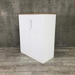 ■コクヨ(KOKUYO)製　■エディア(EDIA)シリーズ　■両開き書庫　■ローキャビネット　■H1120㎜　■天板ナチュラル・ベース付き　■ホワイト　■シリンダー錠　■オススメ/人気/定番商品　【弊社使用欄：A01044128】