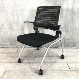 【高いデザイン性と長時間利用でも快適な座り心地のミーティングチェア！】■コクヨ（KOKUYO）製　オルディナ（Ordina）　肘付ミーティングチェア　ネスティングチェア　■背面樹脂メッシュ（ヌード）　■ブラック