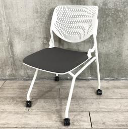 【スタイリッシュなデザインで座りやすい！】■オカムラ　ルナチェア　ブラック　■フレキシブルに使える！便利なネスティングチェア！　【Okamura　Runa】