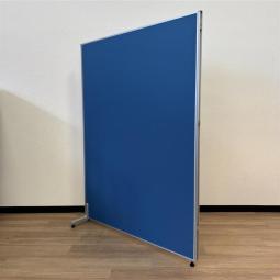 【片足安定脚付！】【新古品で梱包済！】自立式パーテーションブルーカラー＆シルバーフレーム※幅120cm 高さ160cm【2509】弊社使用欄【A01025128】