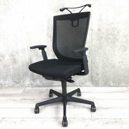 定番/人気/おすすめ　　オカムラ（okamura）製　エスクードチェア　肘付ハイバック　背面メッシュ　　稼働肘・ハンガー付　ブラック