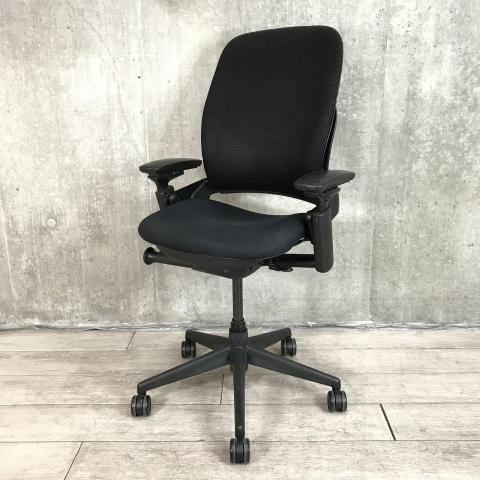 【座り心地にこだわるならコレ！】■スチールケース　リープチェア　可動肘付　ブラック　■エルゴノミクスの視点から誕生した本格派！★