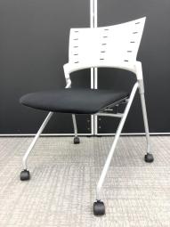 【関西倉庫在庫品】【平行に重ねて省スペース！使い勝手抜群のミーティングチェア！】■イトーキ　マノスシリーズ　ネスティングチェア　座ブラック　背ホワイト　キャスター付【ITOKI　Manos】【W】