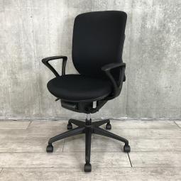 人間工学に基づいたS字曲線！理想的な座り心地を追求した大人気チェア！ランバーサポート付で長時間のデスクワークにもおすすめ！
■イナバ（INABA）/イエラ （Yera）/ブラック　リング肘