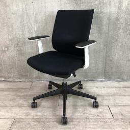 【オフィスの大定番！快適性と機能性で選ばれる人気チェア】コクヨ ウィザード2は、ランバーサポート・可動肘を搭載した高機能オフィスチェア/ローバック×ホワイトシェルの洗練デザインで長時間作業も快適！/オススメ(おすすめ) /人気商品【弊社使用欄：A01031080】