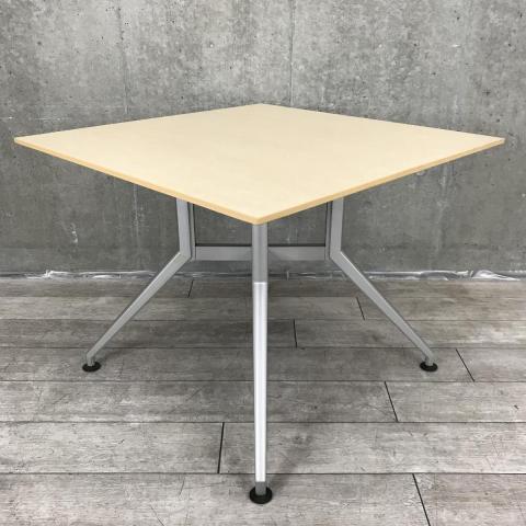 【ちょっとした作業やリフレッシュスペースにおすすめ！！】■イトーキ（ITOKI）製　DDシリーズ　ミーティングテーブル　角テーブル　W900×D900×H720mm　角型　■天板：木目ナチュラル/脚：シルバー【弊社使用欄：A01019616】
