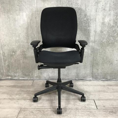 【エルゴノミクスの視点から誕生した本格派！】■スチールケース　リープチェア V2　可動肘付　ブラック　■圧倒的な操作性と座り心地の良さ！【Steelcase　Leap V2】★